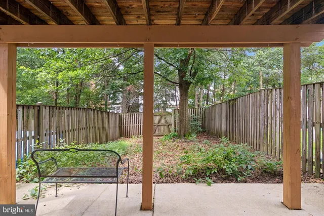 a view of a back yard