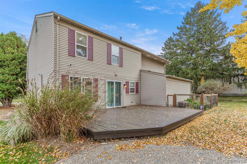 1082 Barneswood Lane Rochester, MI 48306 - Photo 2 of 26