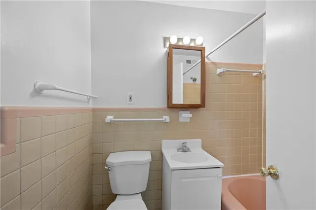 $1,000 | 11 Peachtree Hills Avenue Northeast, Unit B5, Atlanta, GA 30305