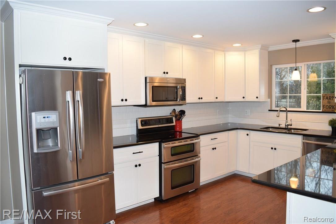 422 Barclay Road Grosse Pointe, MI 48236 - Photo 3 of 43 DSC_1100.JPG