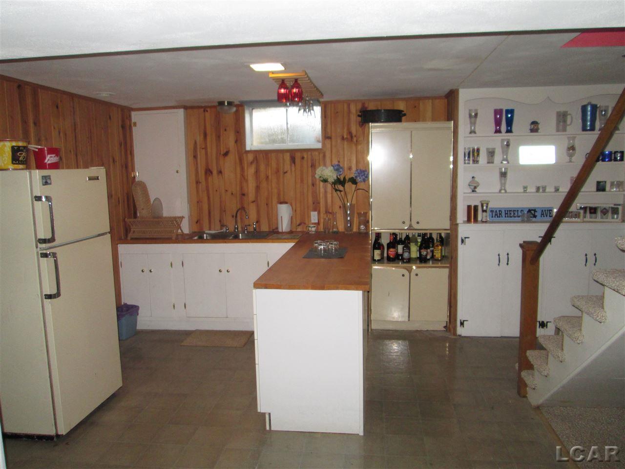 915 Riverside Avenue Adrian, MI 49221 - Photo 17 of 25 31301831-16.JPG