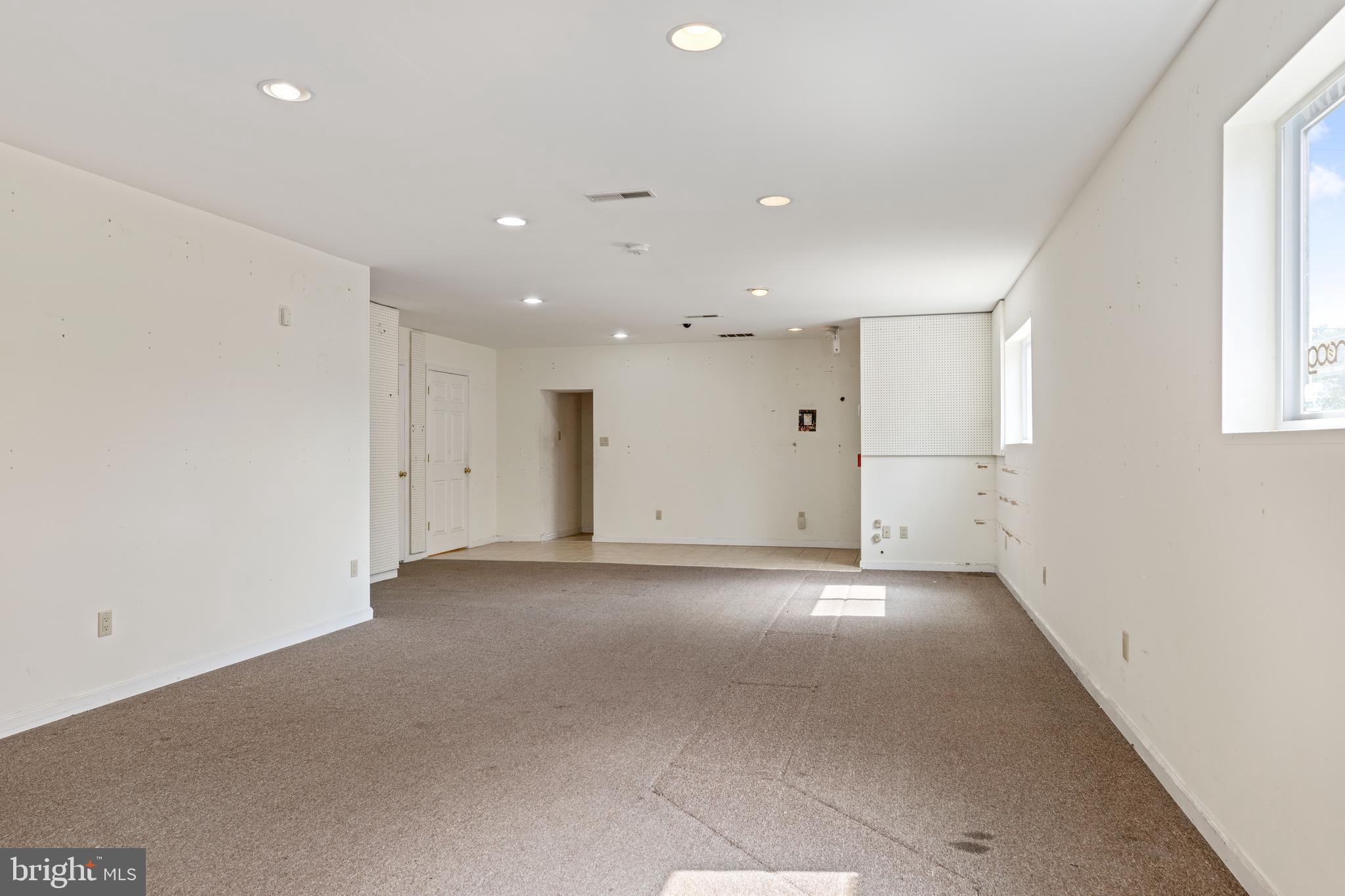 7026 Ridge Avenue Philadelphia, PA 19128 - Photo 8 of 24 an empty room with window