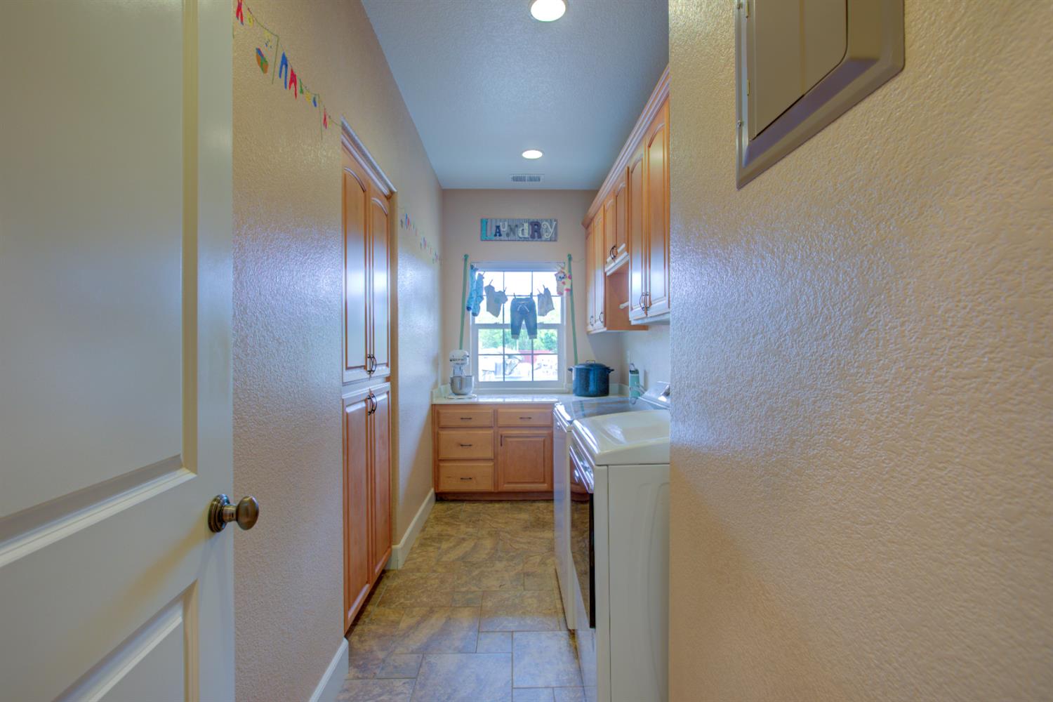 1054 Townhill Road Oakdale, CA 95361 - Photo 20 of 60 a bathroom with a sink a toilet and shower