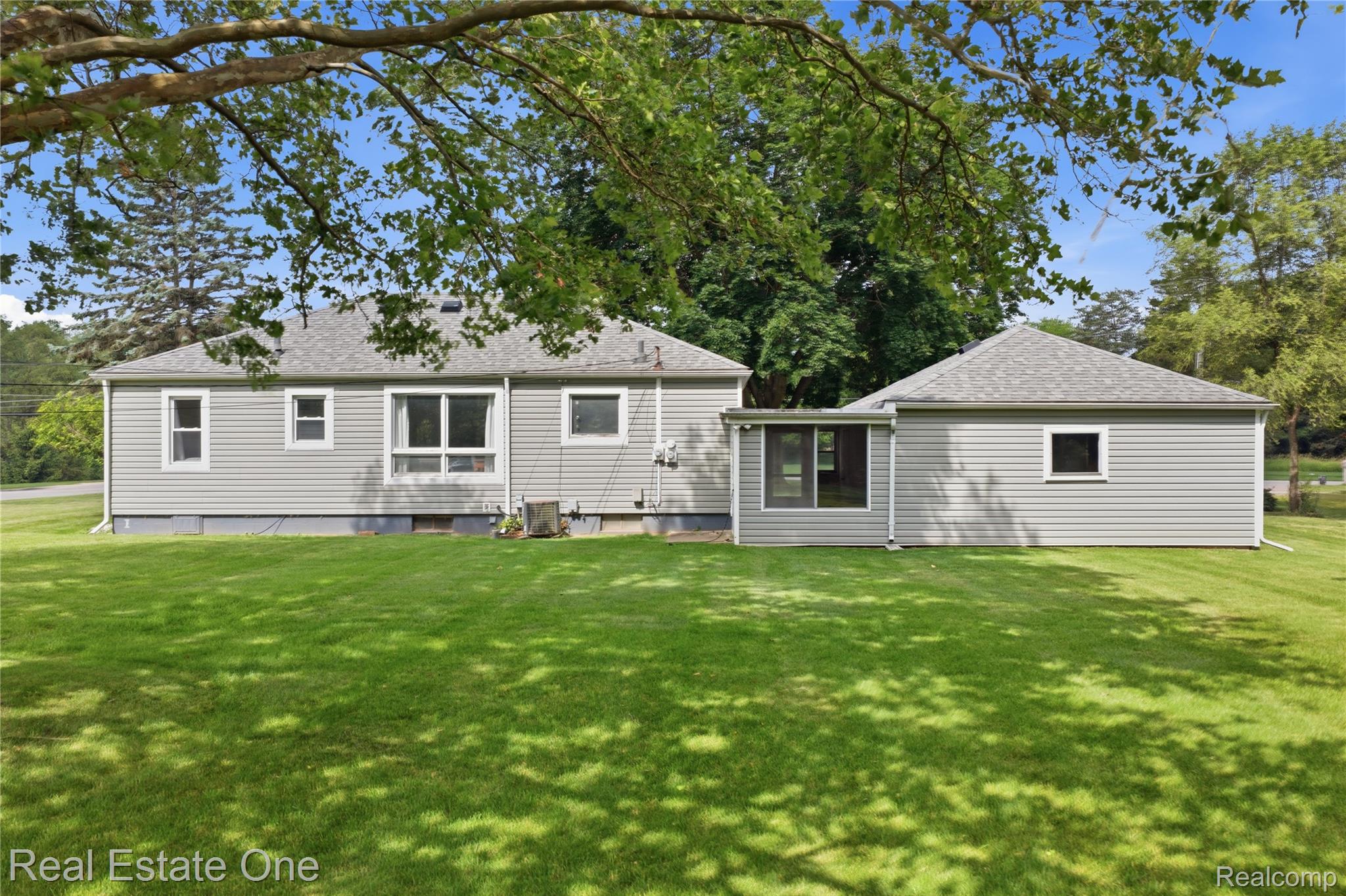 665 South Howell Street Pinckney, MI 48169 - Photo 23 of 28 DJI_20260630105742_0155_D.jpg