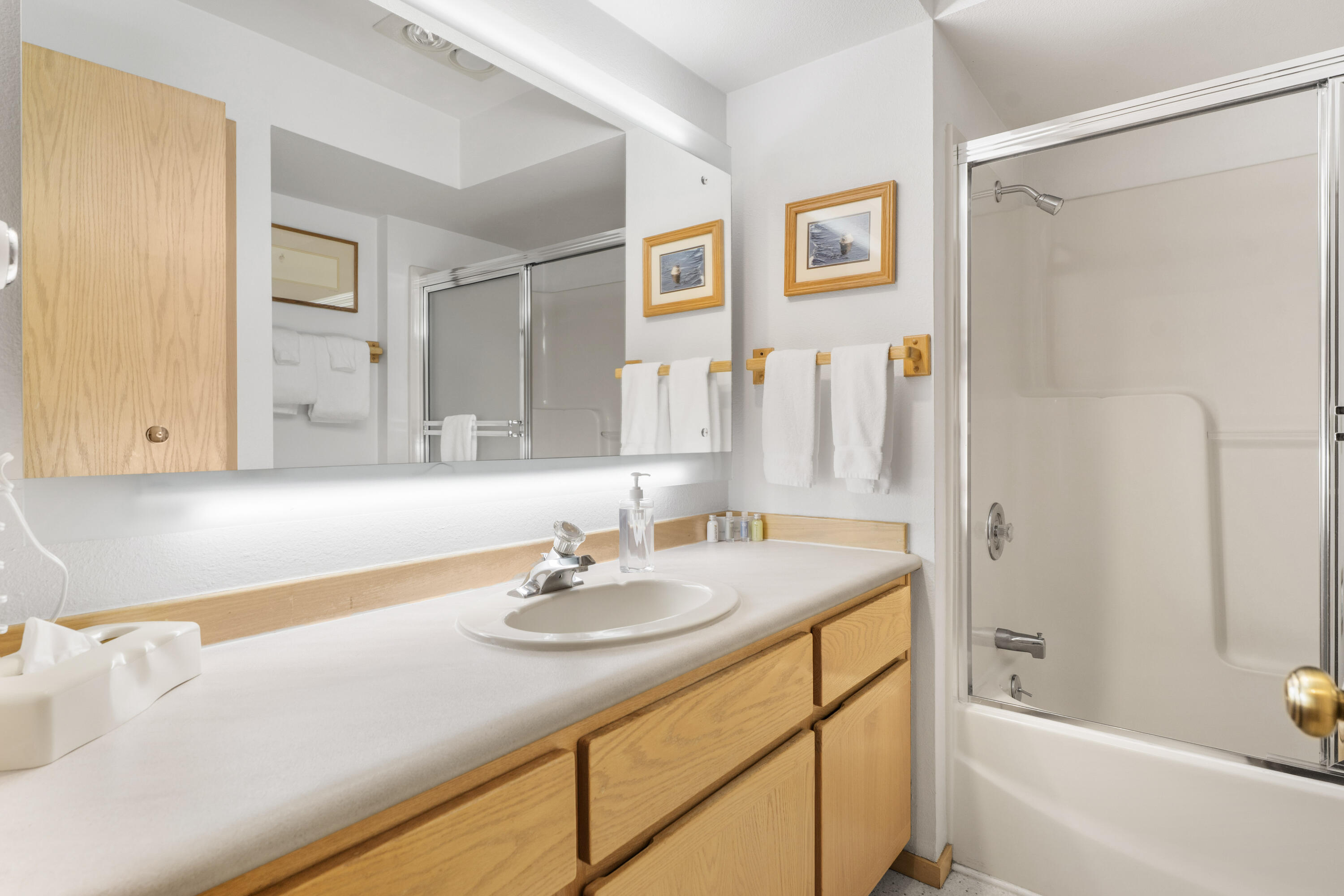 57387 Beaver Ridge Loop, Unit 37 Sunriver, OR 97707 - Photo 14 of 27 04-Bathroom