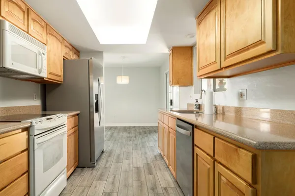 $2,850 | 14237 North 34th Way, Phoenix, AZ 85032