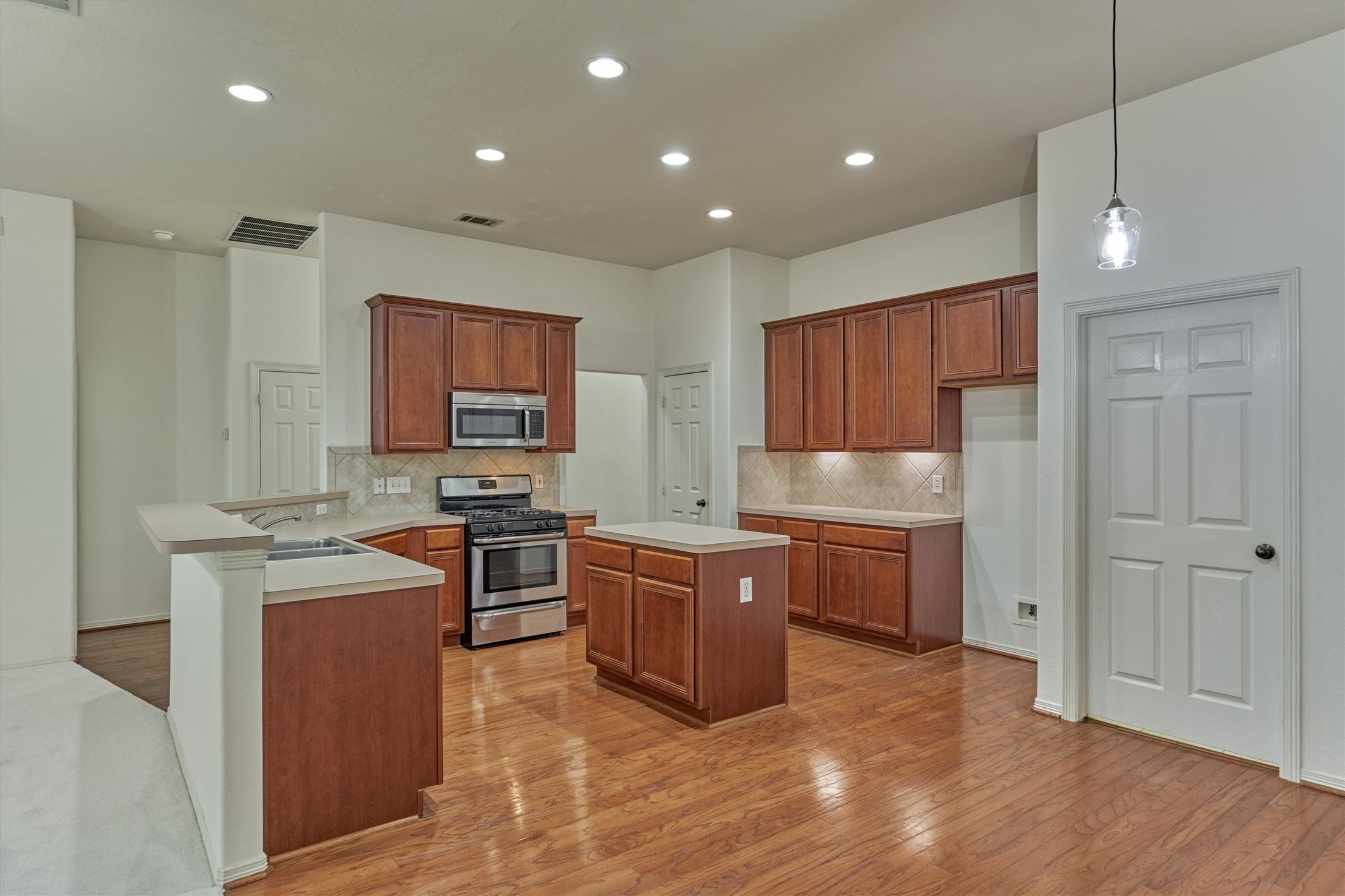 256 Mesa View Conroe, TX 77316 - Photo 13 of 37