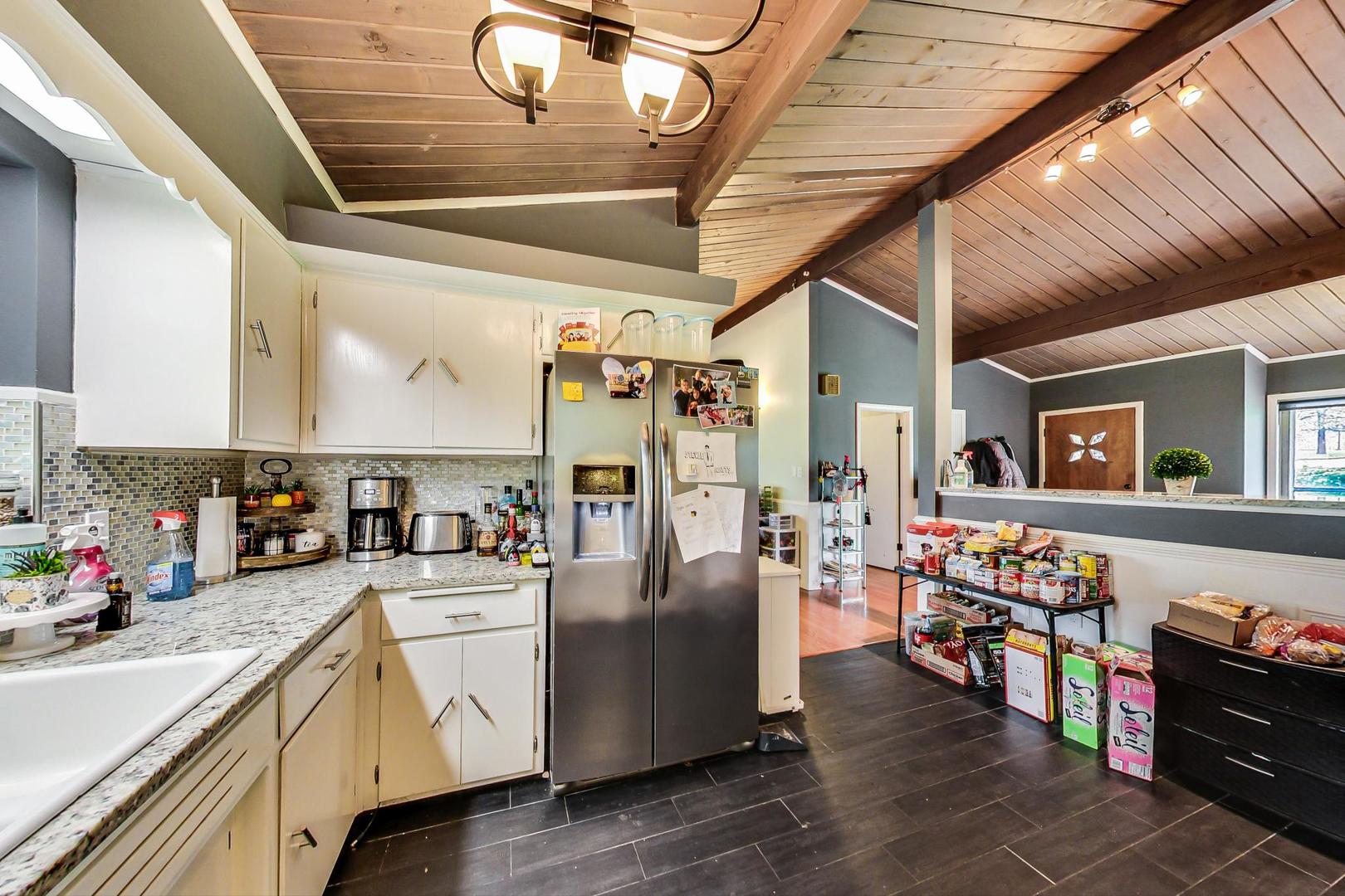 12410 South McCarthy Road Palos Park, IL 60464 - Photo 5 of 16 a kitchen with lots of counter top space