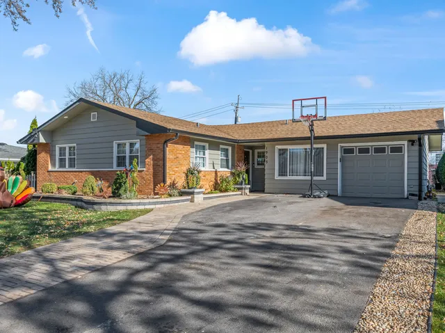 $379,000 | 1905 Pierce Road, Hoffman Estates, IL 60169