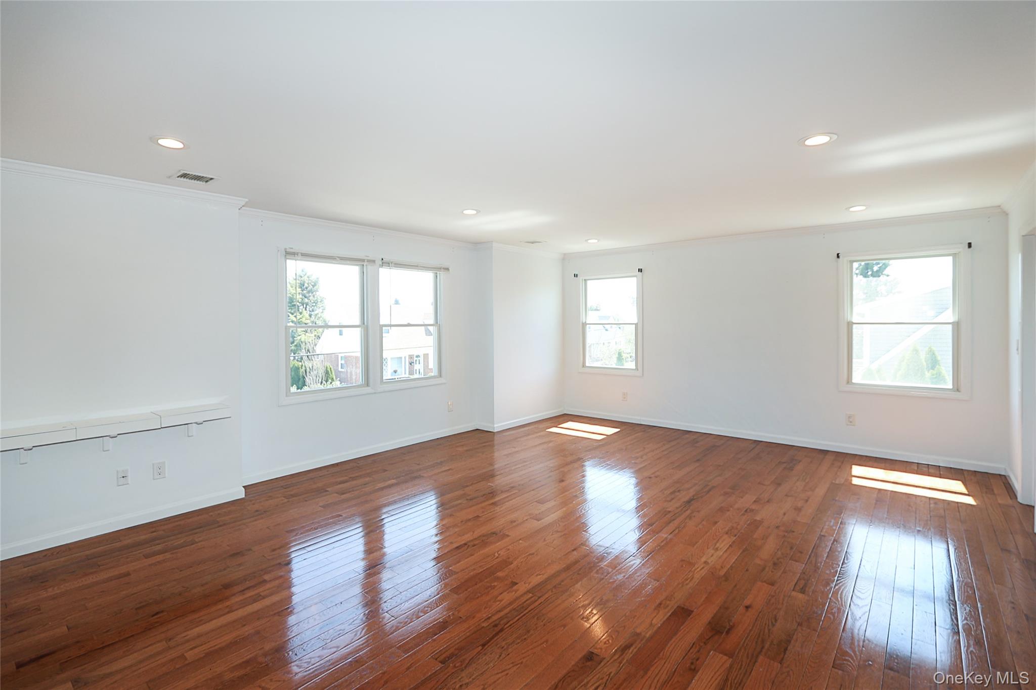 489 Emory Road Mineola, NY 11501 - Photo 11 of 28