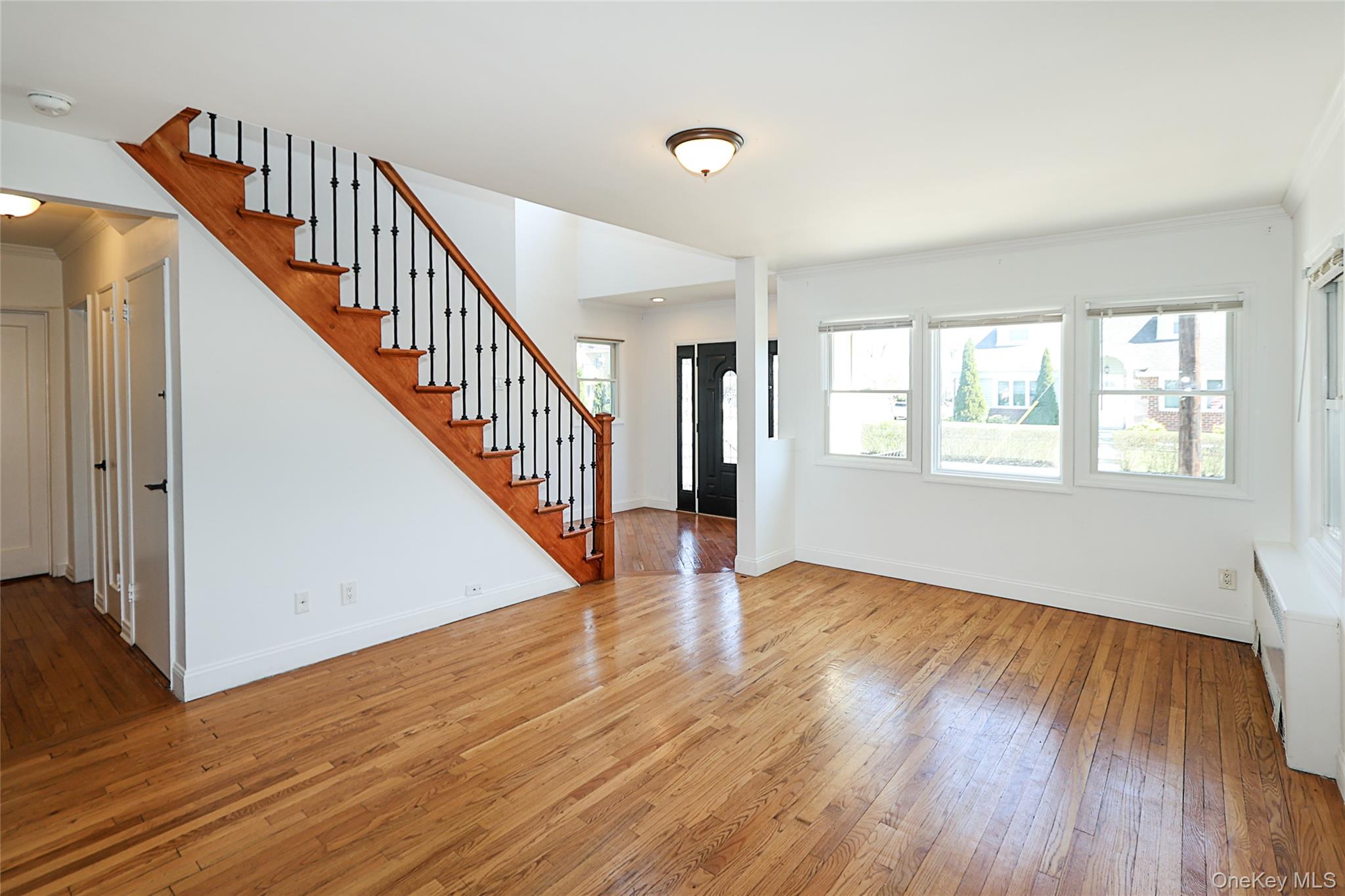 489 Emory Road Mineola, NY 11501 - Photo 4 of 28