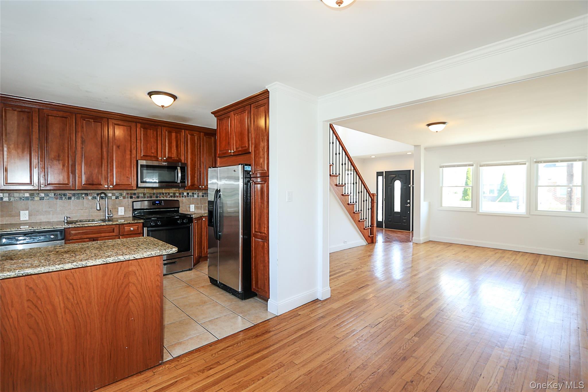 489 Emory Road Mineola, NY 11501 - Photo 6 of 28