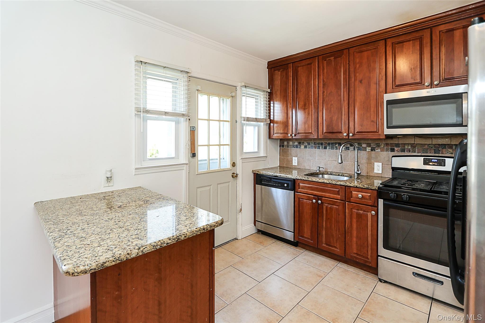 489 Emory Road Mineola, NY 11501 - Photo 7 of 28