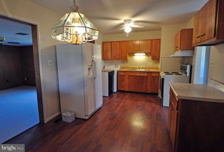 Eat In Kitchen!