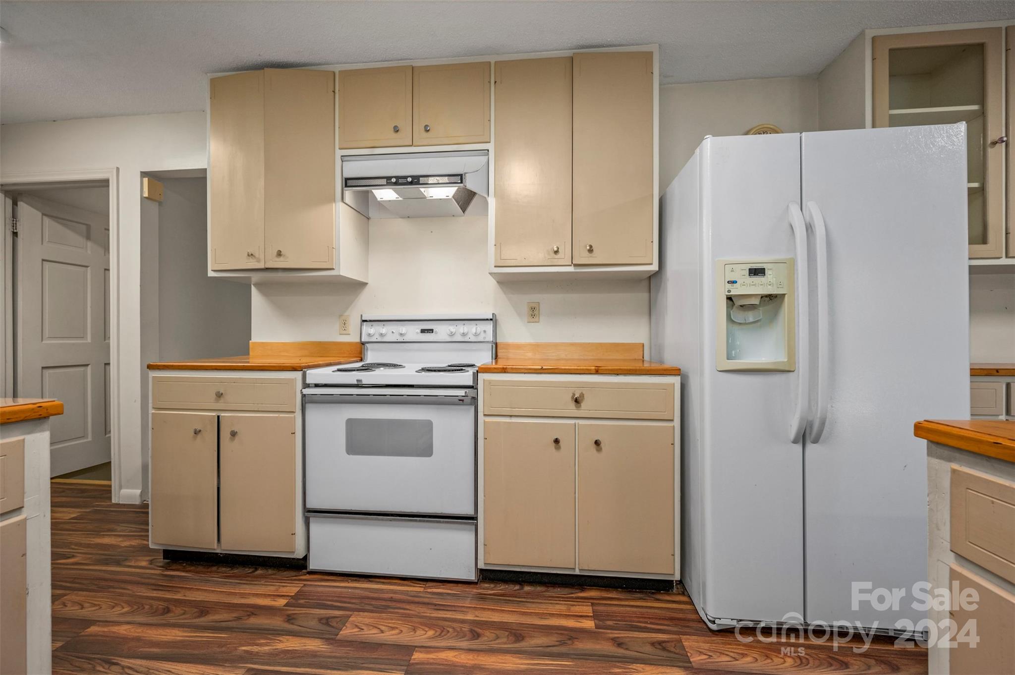 280 Dug Hill Road Landrum, SC 29356 - Photo 11 of 45 a kitchen with a white stove and refrigerator
