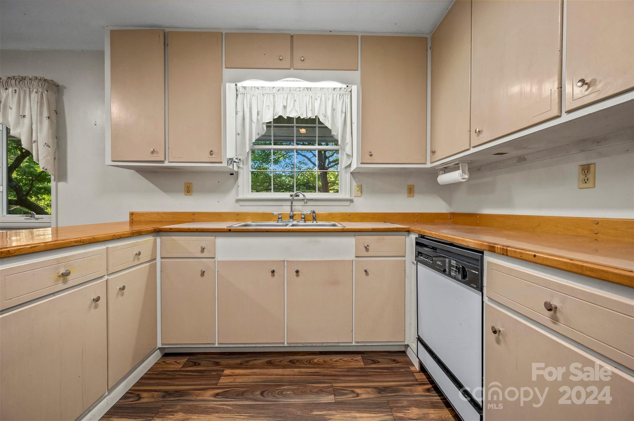 280 Dug Hill Road Landrum, SC 29356 - Photo 10 of 45 a kitchen with stainless steel appliances granite countertop a sink a stove and cabinets
