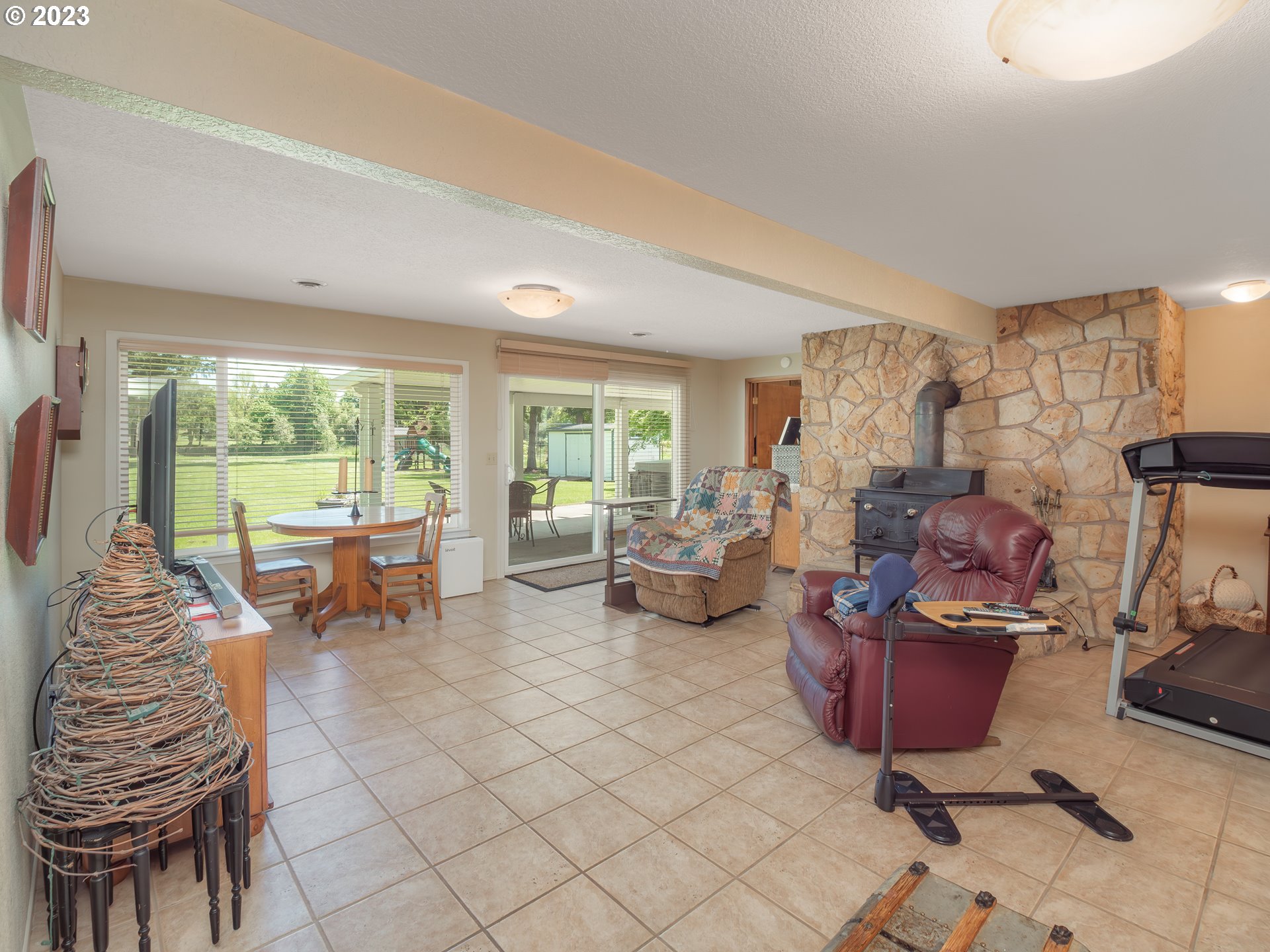 3262 Fisher Road Roseburg, OR 97471 - Photo 14 of 46 Family Room