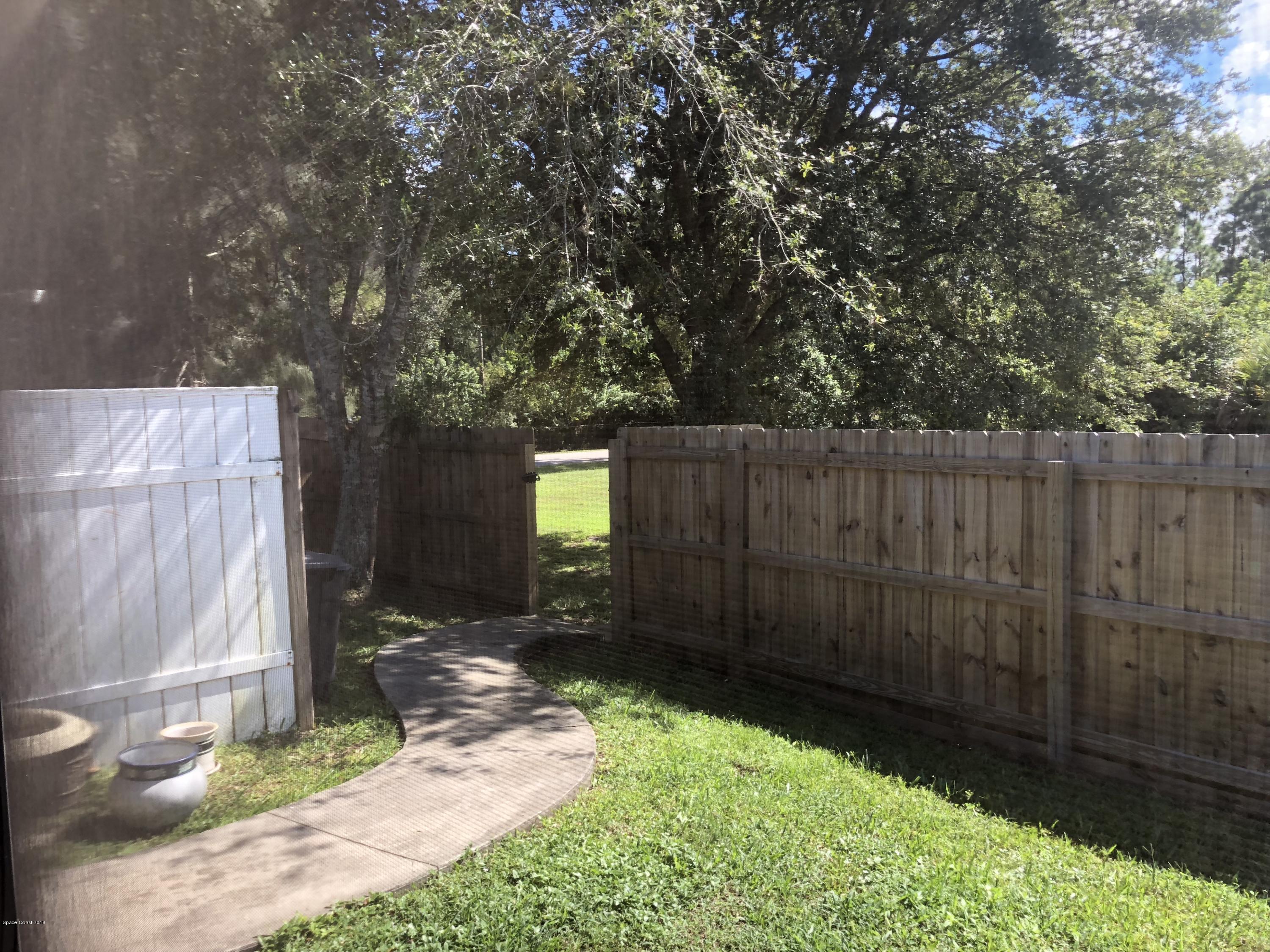 969 Ray Road Southeast Palm Bay, FL 32909 - Photo 20 of 22 a backyard of a house