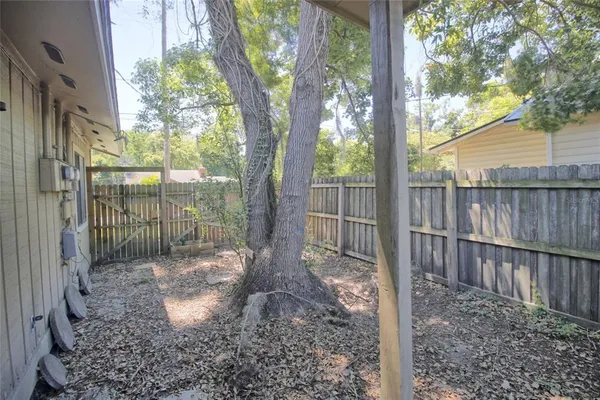 a view of a yard with a tree in the patio