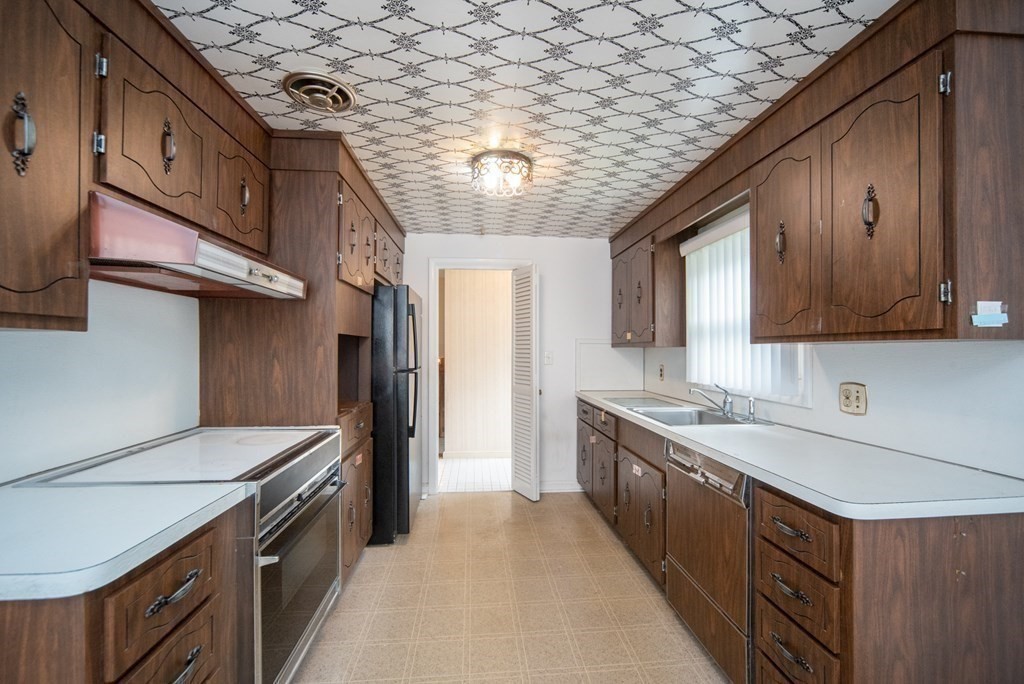 9 Royce Road Framingham, MA 01701 - Photo 8 of 41 Gallery Image 8