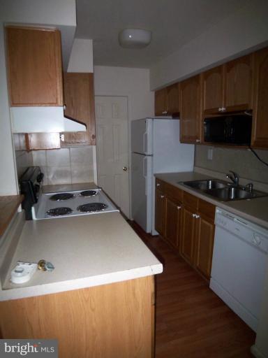 5905 Kingsford Road, Unit 393 Springfield, VA 22152 - Photo 6 of 8 Kitchen