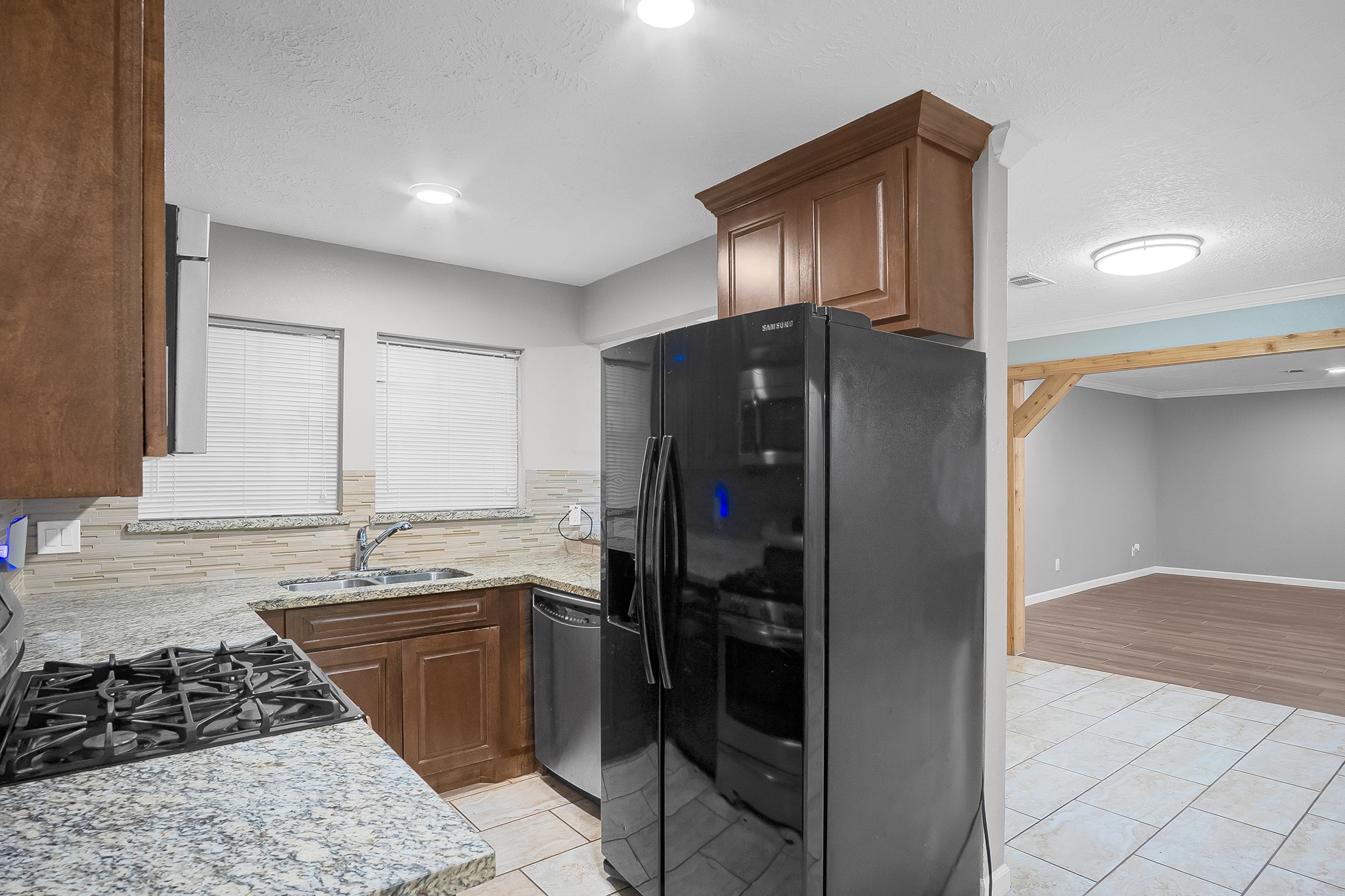 2516 Blueberry Lane Pasadena, TX 77502 - Photo 8 of 19 Kitchen w Refrigerator