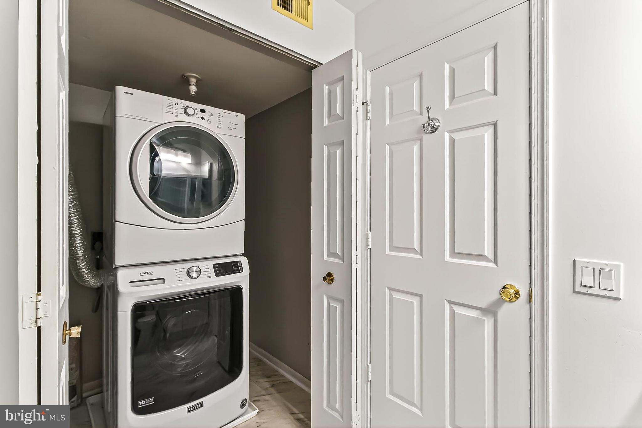 120 Prosperity Avenue Southeast, Unit E Leesburg, VA 20175 - Photo 27 of 34 a utility room with dryer and washer
