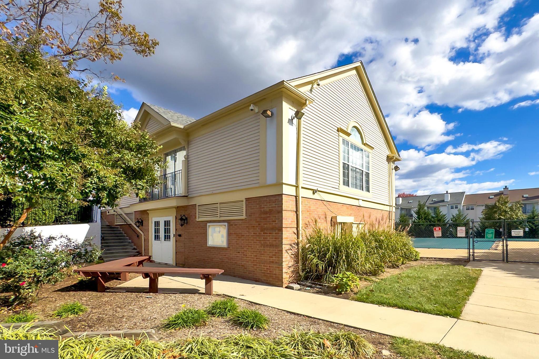 120 Prosperity Avenue Southeast, Unit E Leesburg, VA 20175 - Photo 30 of 34 a view of a house with backyard and sitting area