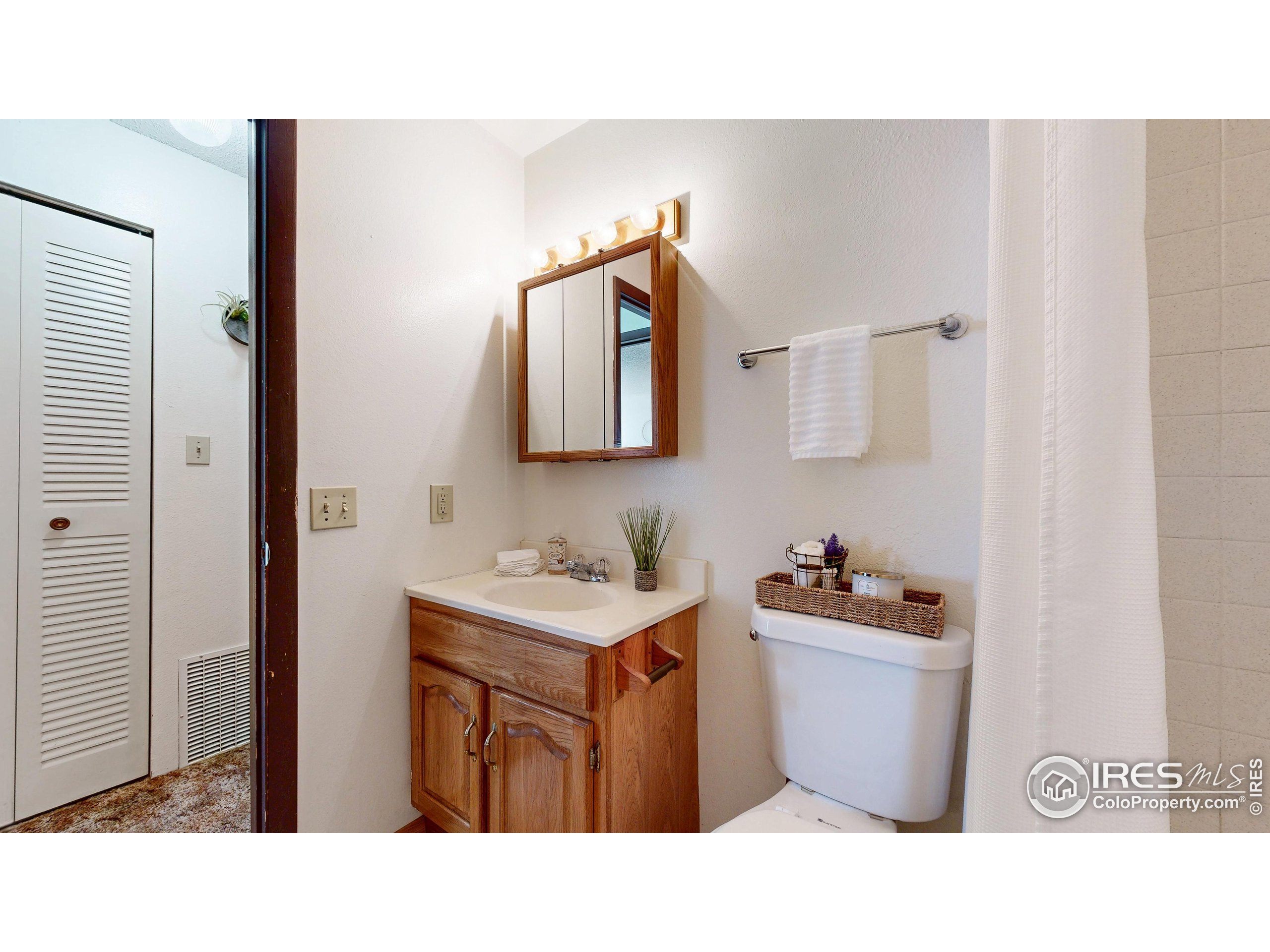 1705 Heatheridge Road, Unit G302 Fort Collins, CO 80526 - Photo 14 of 36 a bathroom with a sink a mirror and a toilet
