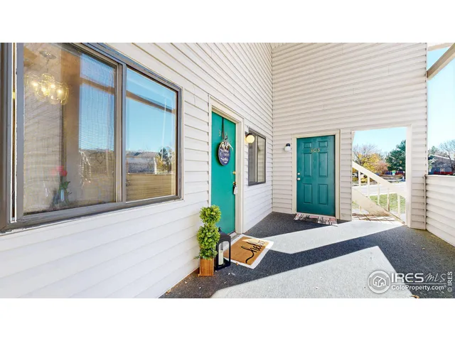 a black and white photo of a living room