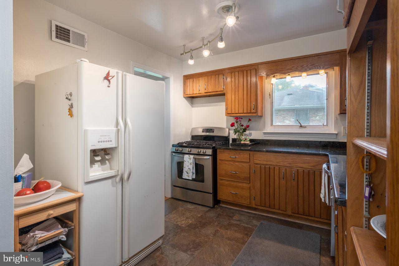 8007 Jackson Road Alexandria, VA 22308 - Photo 14 of 49 Room for everyone to cook!