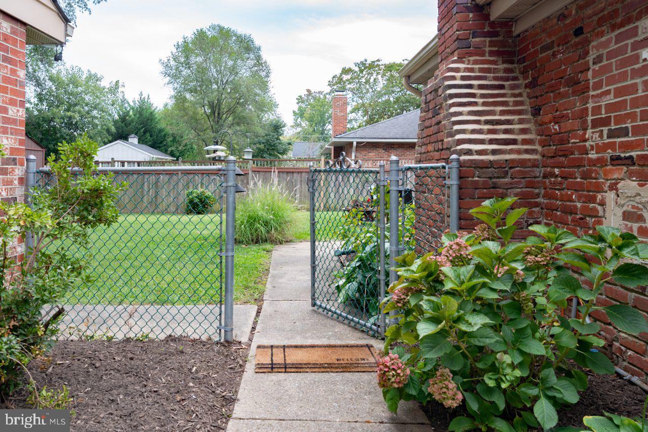 8007 Jackson Road Alexandria, VA 22308 - Photo 26 of 49 Gate to the back yard.