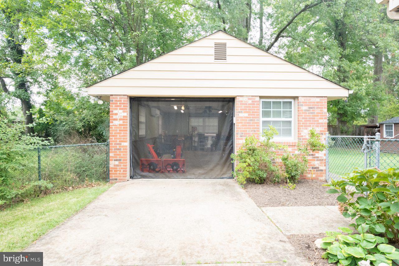 8007 Jackson Road Alexandria, VA 22308 - Photo 37 of 49 Open the door and use the screen on nice days!