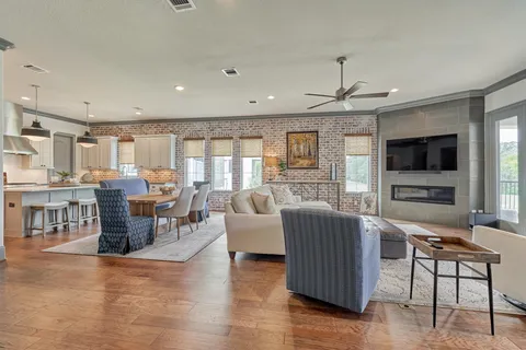 $1,395,000 | 42 Secluded Trail, The Woodlands, TX 77380