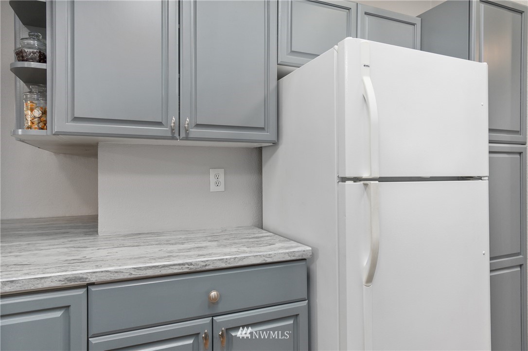 106 Slide Creek Road Longview, WA 98632 - Photo 27 of 38 a kitchen with granite countertop cabinets and white appliances