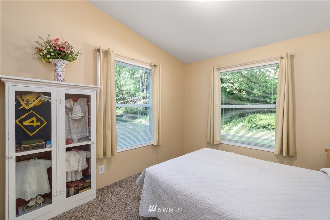 106 Slide Creek Road Longview, WA 98632 - Photo 36 of 38 a bedroom with a bed and a window