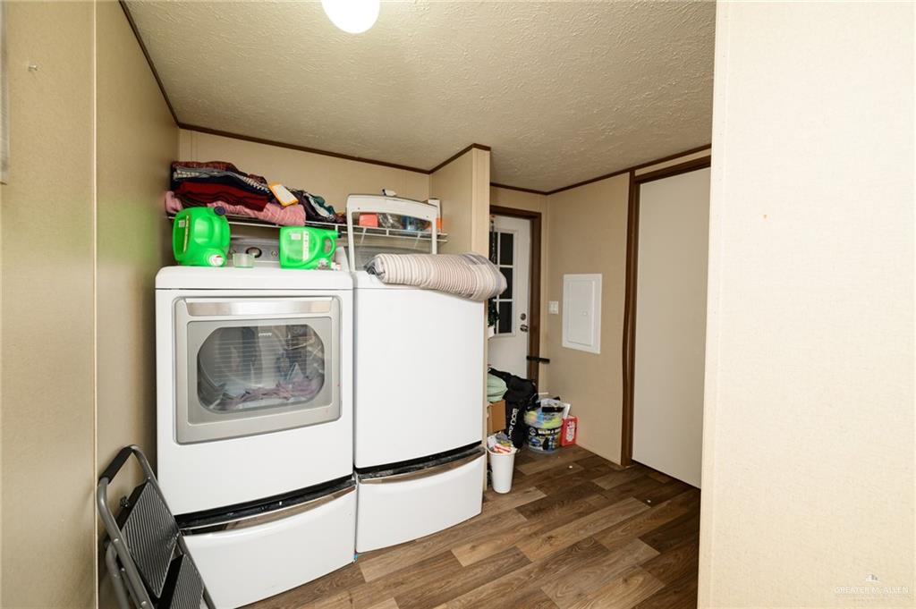 818 South 13th Street Alamo, TX 78516 - Photo 18 of 24 a utility room with dryer and washer