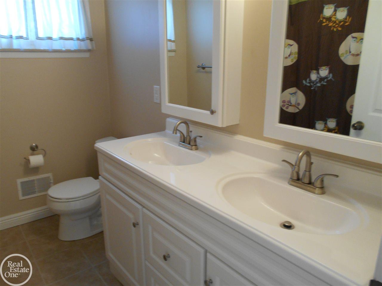 392 Rolling Green Circle Rochester, MI 48309 - Photo 20 of 28 31291986-19.JPG