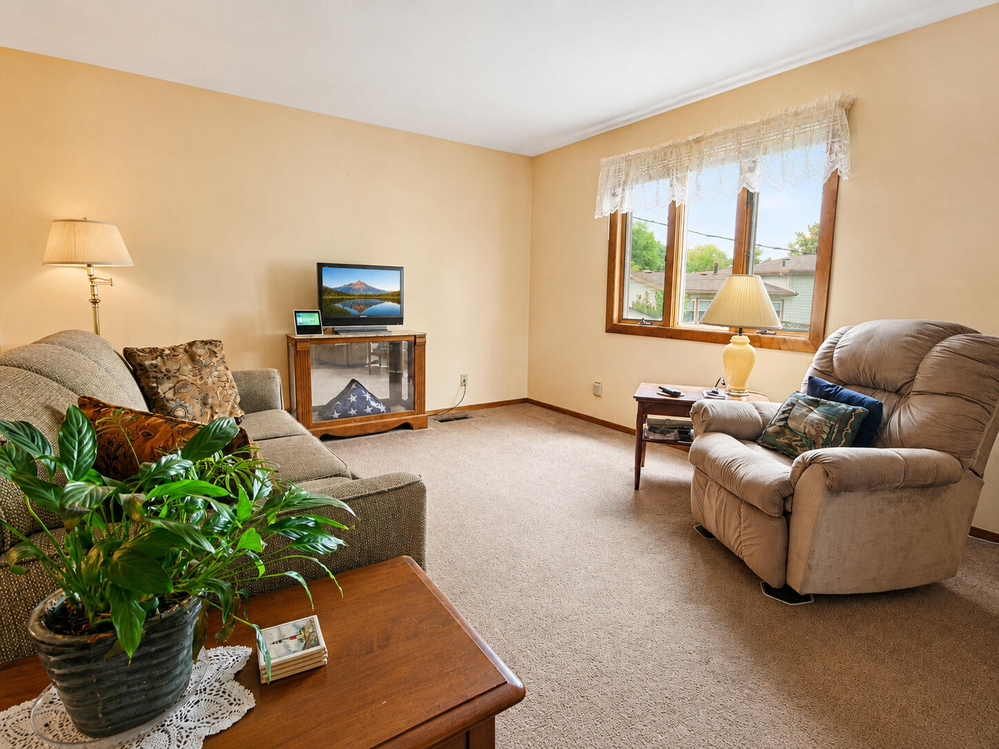 9502 Forrest Drive Highland, IN 46322 - Photo 8 of 27 a living room with furniture and a potted plant