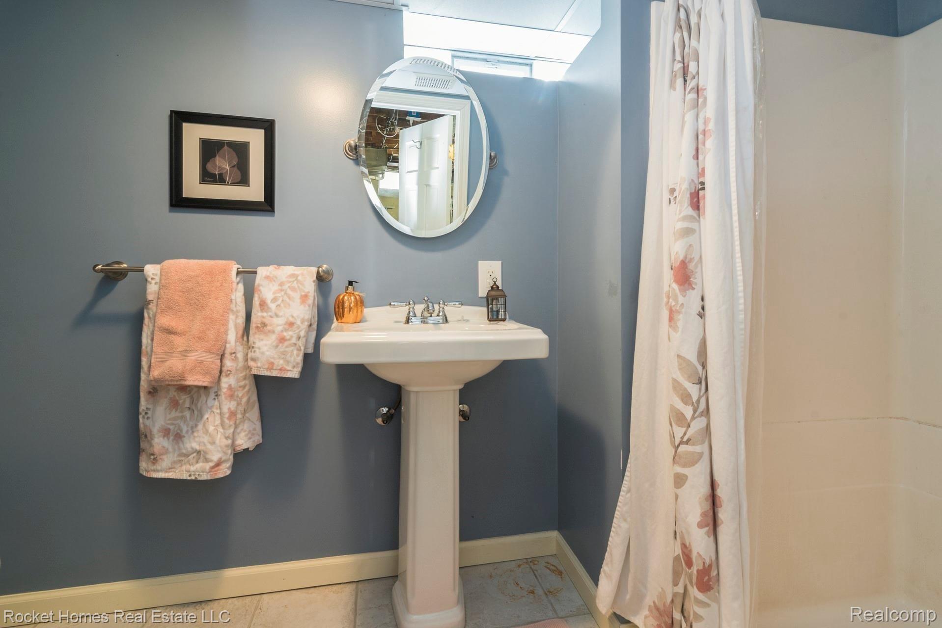 31 Maplefield Road Pleasant Ridge, MI 48069 - Photo 21 of 26 021-photo-bathroom-8127704.jpg