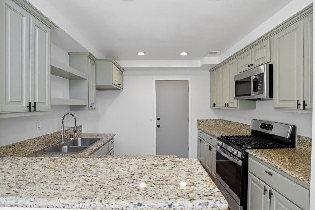 11560 Honeyglen Road Pacoima, CA 91331 - Photo 13 of 37
