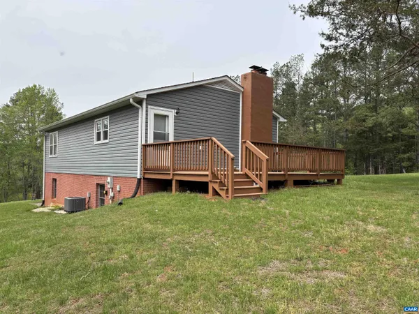 a view of a house with backyard