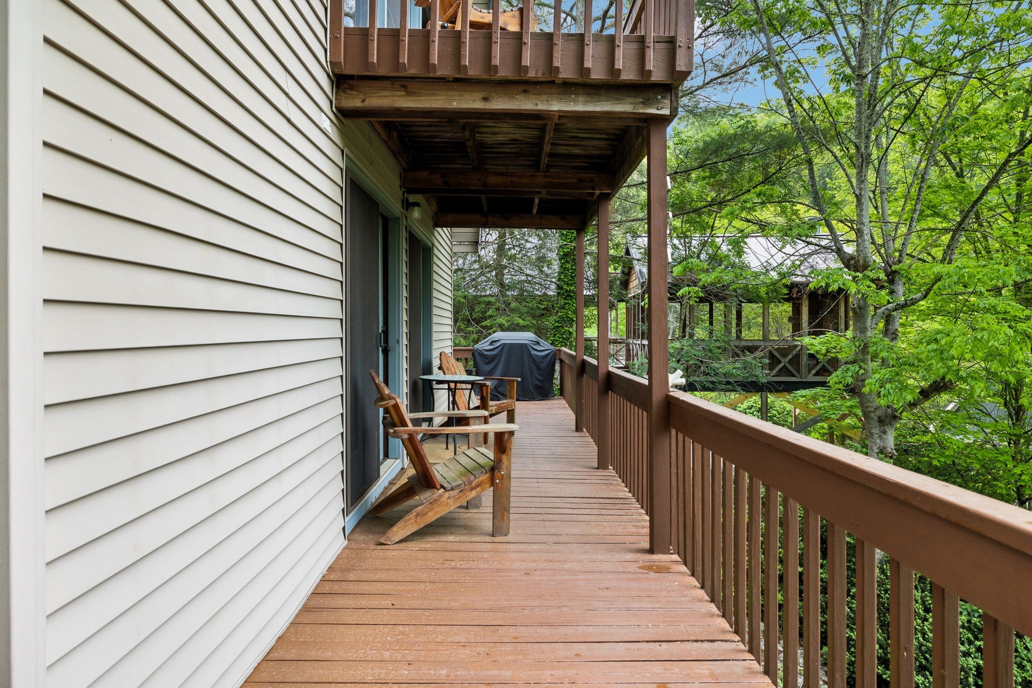 404 Duke Circle Lancaster, TN 38569 - Photo 35 of 43 a view of balcony with wooden floor and outdoor seating
