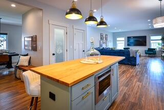 1029 Brandon Way Phoenix, OR 97535 - Photo 11 of 75 a kitchen that has a table and chairs in it