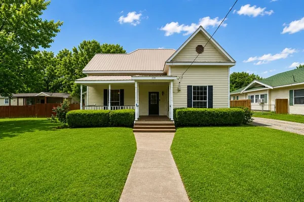 $189,999 | 208 Frisco Street, Cumby, TX 75433