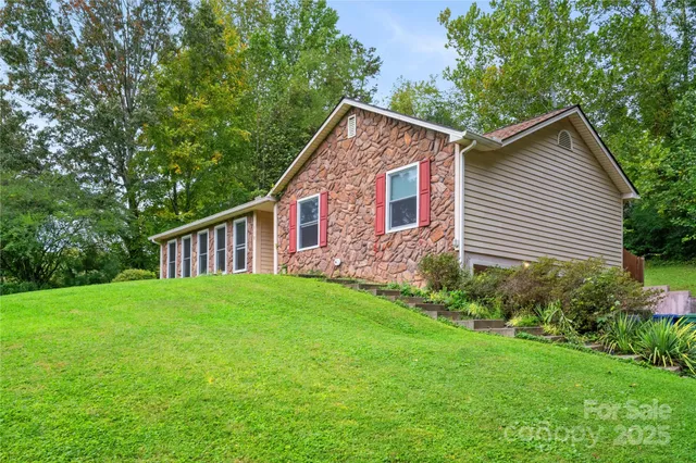 a view of a house with backyard and garden