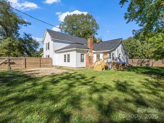 a view of a house with a backyard