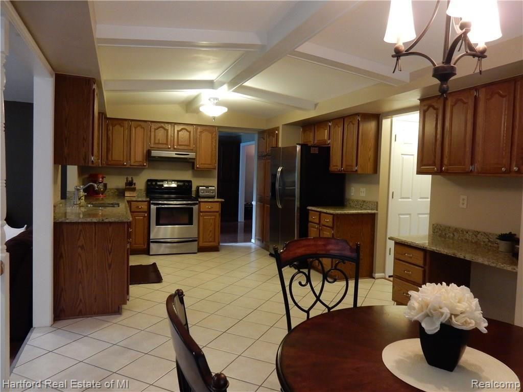 36768 Chesapeake Road Farmington Hills, MI 48335 - Photo 6 of 49