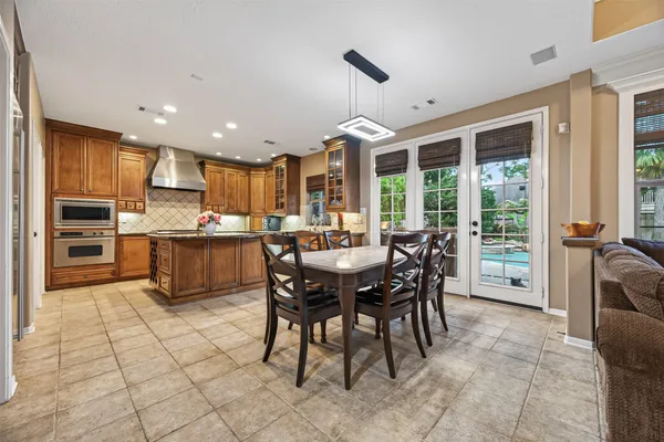 $1,000,000 | 10 Mirror Ridge Drive, The Woodlands, TX 77382