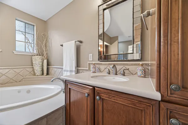 $1,000,000 | 10 Mirror Ridge Drive, The Woodlands, TX 77382